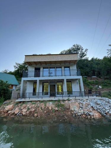 Ieeja, H&E Vikendica na vodi, Jezero Perucac in Srebrenica