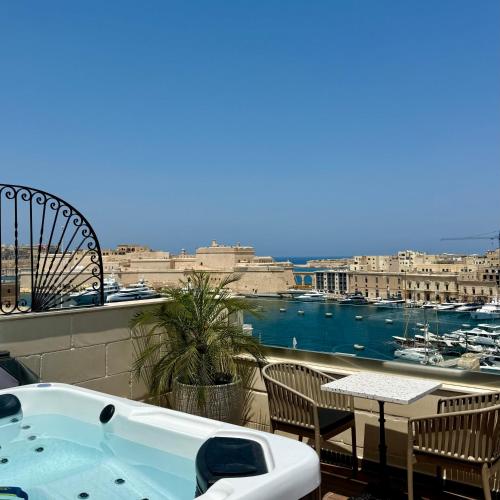 Suite, junior, sea view, hydromassage bathtub, terrace