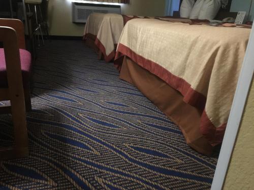 Super 8 by Wyndham Cedar City - image 11