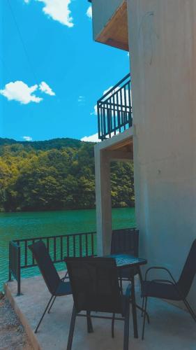 Apkārtne, H&E Vikendica na vodi, Jezero Perucac in Srebrenica