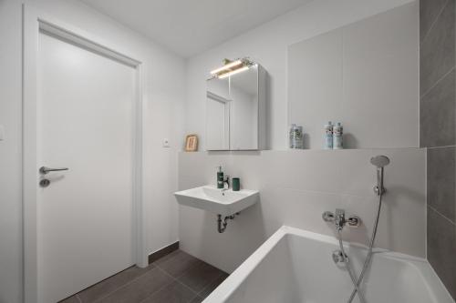 Stylish apartment in Klingerka residence, Bratislava (fotografie 9)