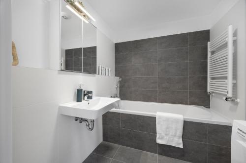 Stylish apartment in Klingerka residence, Bratislava (fotografie 4)