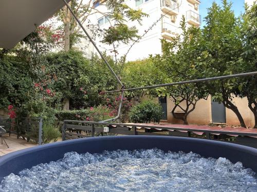 2BDRM Glyfada Residence - Jacuzzi, Garden & Parking, Ateny