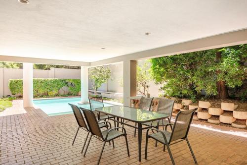 Tree Top Balcony| King Bed |1 km to Malls+Guatrain