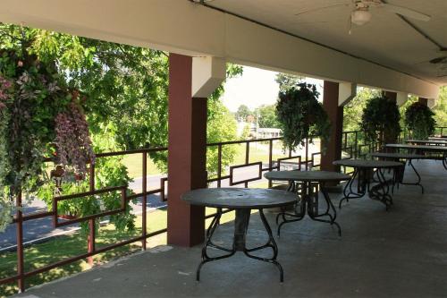 Passion Play Road Inn - Formerly Statue Road Inn 5