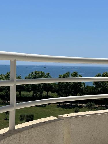 Studio climatisé 3 mn plage du samedi au samedi Antibes juan les pins – khách sạn tại Avenue de Cannes