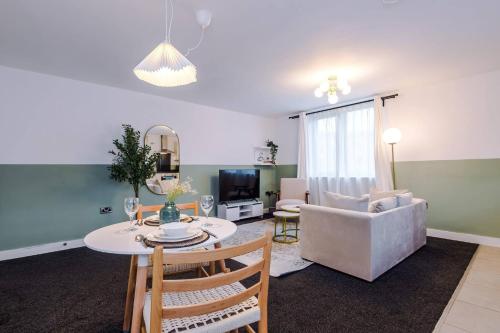 Business Travellers & Couples with Free Parking, Manchester