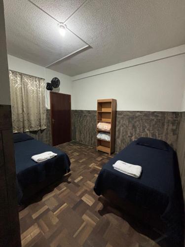 2 twin beds