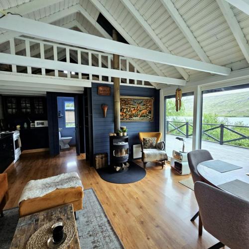 virtuve, Lakefront cottage with jacuzzi in Fossatun