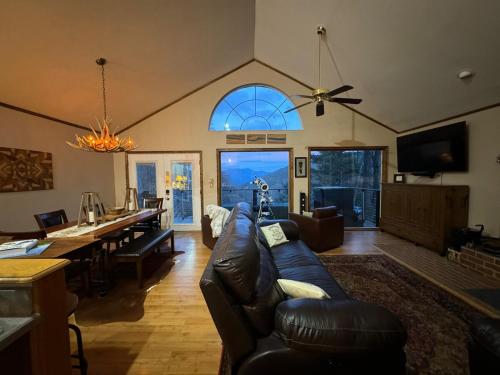 . Romantic Getaway or Family Vacay with Mountain Views & Hot Tub