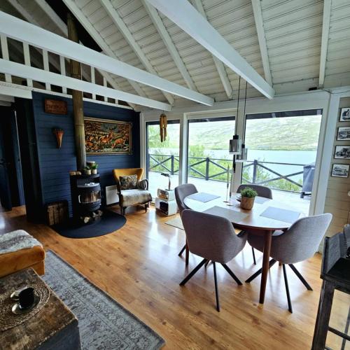 Lakefront cottage with jacuzzi in Fossatun