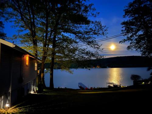 Peaceful Cayuta Lake Cottage with early check in in Montoras ūdenskritumi (NY)