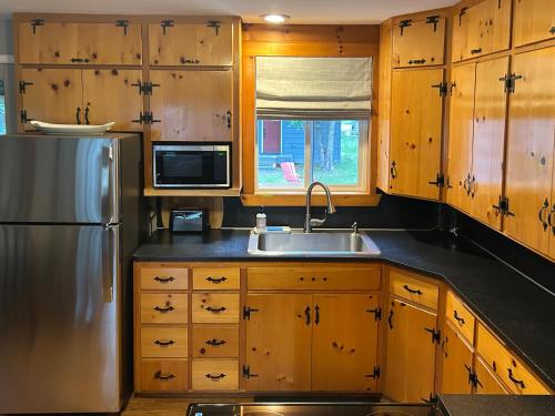 Beautiful Bungalow and Bunk House, Close to Lake detail