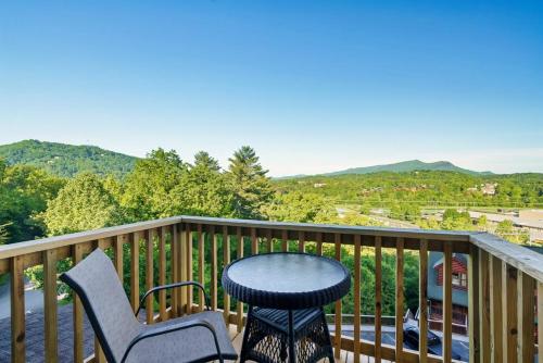 Chill & Enjoy Smokies w Hot Tub & Resort Pool