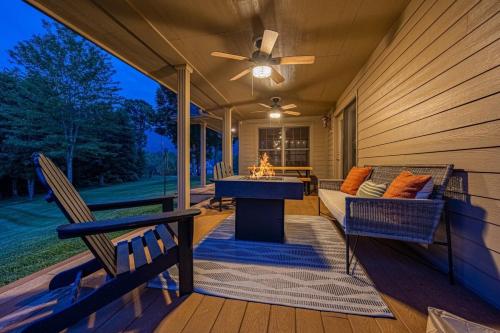 Luxury Cabin w Hot Tub Games Views await near Forbidden Caverns