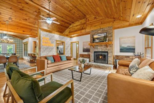 Luxury Cabin w Hot Tub Games Views await near Forbidden Caverns