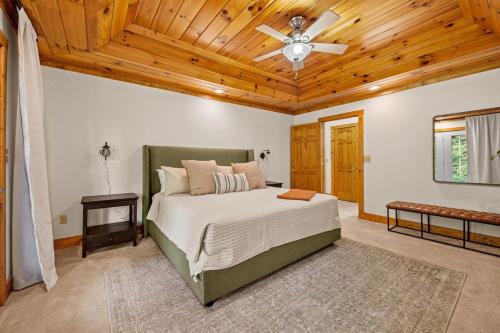 Luxury Cabin w Hot Tub Games Views await near Forbidden Caverns