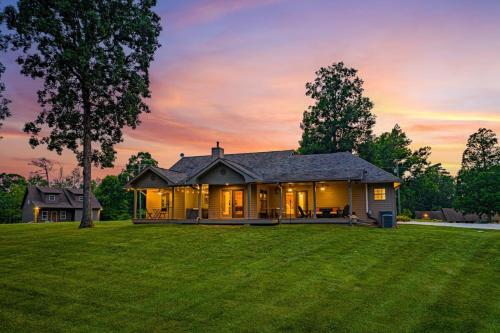 Luxury Cabin w Hot Tub Games Views await near Forbidden Caverns