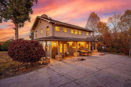 Spacious Family Home with Hot Tub Game & Play room
