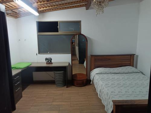 Alcoba amplia con cama doble