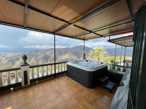 Pezsgőfürdő, Luxury Villa -Jacuzzi, Heated Pool, Stunning Views in Sayalonga