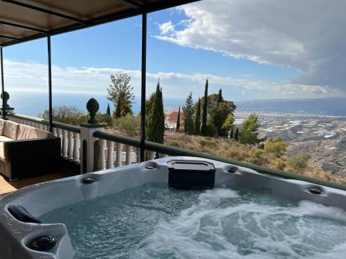 Luxury Villa -Jacuzzi, Heated Pool, Stunning Views in Sayalonga