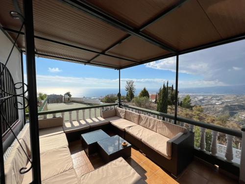 Luxury Villa -Jacuzzi, Heated Pool, Stunning Views in Sayalonga