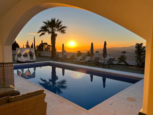 Luxury Villa -Jacuzzi, Heated Pool, Stunning Views in Sayalonga