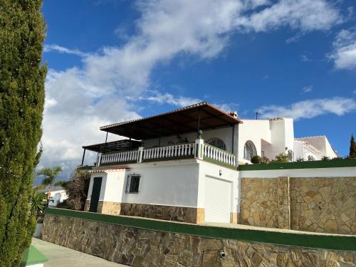Luxury Villa -Jacuzzi, Heated Pool, Stunning Views in Sayalonga