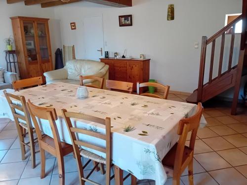 Gîte confortable avec grand jardin privé et WIFI - FR-1-381-494 (Gite confortable avec grand jardin prive et WIFI - FR-1-381-494) in Channay-Sur-Lathan