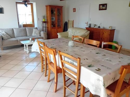 Gîte confortable avec grand jardin privé et WIFI - FR-1-381-494 (Gite confortable avec grand jardin prive et WIFI - FR-1-381-494) in Channay-Sur-Lathan