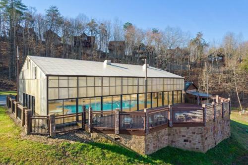 Kate's Cabin - 3 min to Dollywood! Cabin with Hot tub, Game Room, and Resort Pool! thumb 4