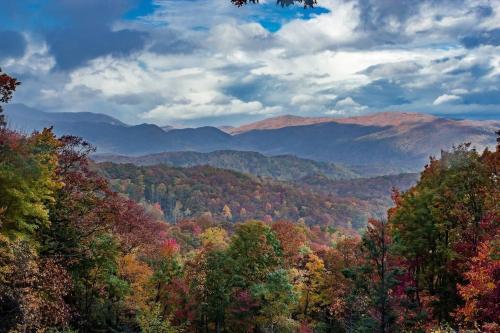 Kate's Cabin - 3 min to Dollywood! Cabin with Hot tub, Game Room, and Resort Pool! detail