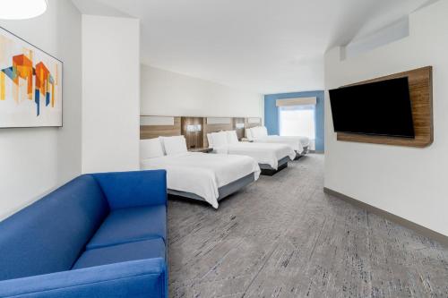 3 queen beds, 1 sofa bed