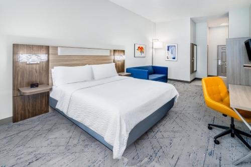1 king bed, 1 sofa bed