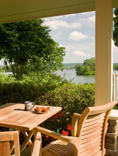Lookout Point Lakeside Inn - 레스토랑