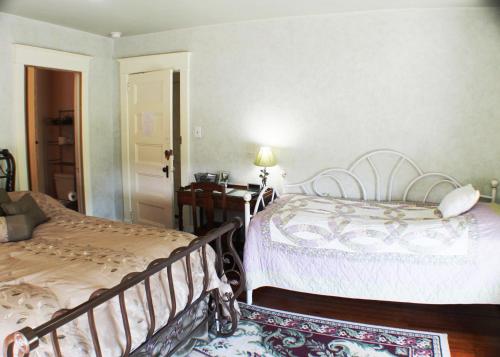 1 queen bed, 1 sofa bed