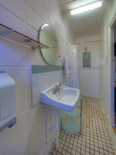 Bathroom, Kookaburra Lodge in Jindabyne