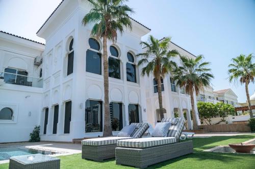 Luxury Palm Villa with direct private beach access, Dubai