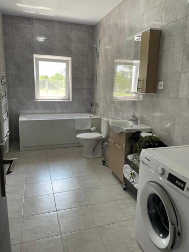 Casa Din Deal in ฮูซี่