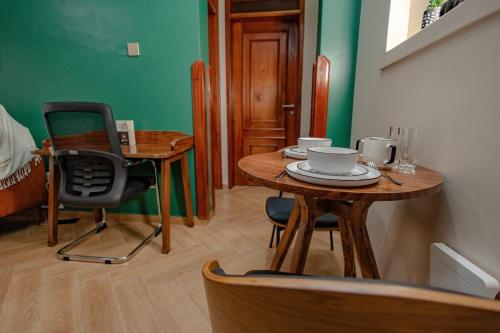 Eclectic 1BR in Ntinda with fast WiFi plush queen bed & is WFH friendly - image 2