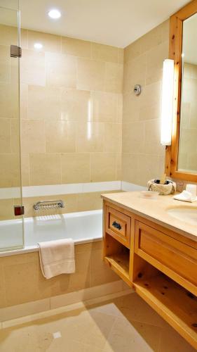 Classic Double Room image 4