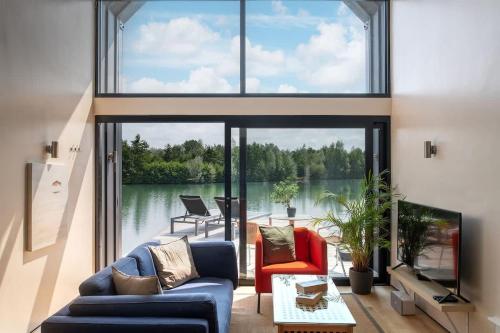 The Boathouse - Romantic Glass Lodge - Hot Tub in South Cerney