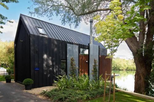 The Boathouse - Romantic Glass Lodge - Hot Tub in South Cerney