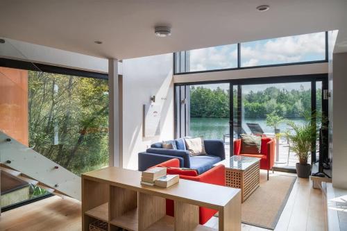 The Boathouse - Romantic Glass Lodge - Hot Tub in South Cerney