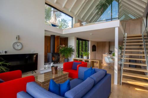 The Boathouse - Romantic Glass Lodge - Hot Tub in South Cerney