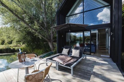 The Boathouse - Romantic Glass Lodge - Hot Tub in South Cerney