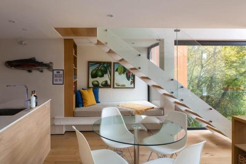 The Boathouse - Romantic Glass Lodge - Hot Tub in South Cerney