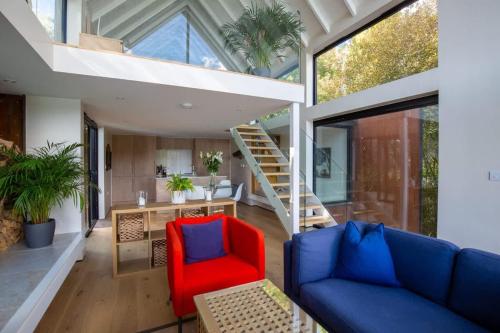 The Boathouse - Romantic Glass Lodge - Hot Tub in South Cerney