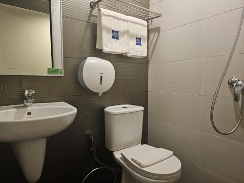 Standard Double Room (No Window) room in ibis budget Singapore Bugis